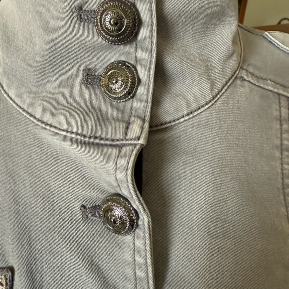 White House Black Market Gray Denim Moto Military Jean Jacket Women’s  size 8P - Picture 3 of 10